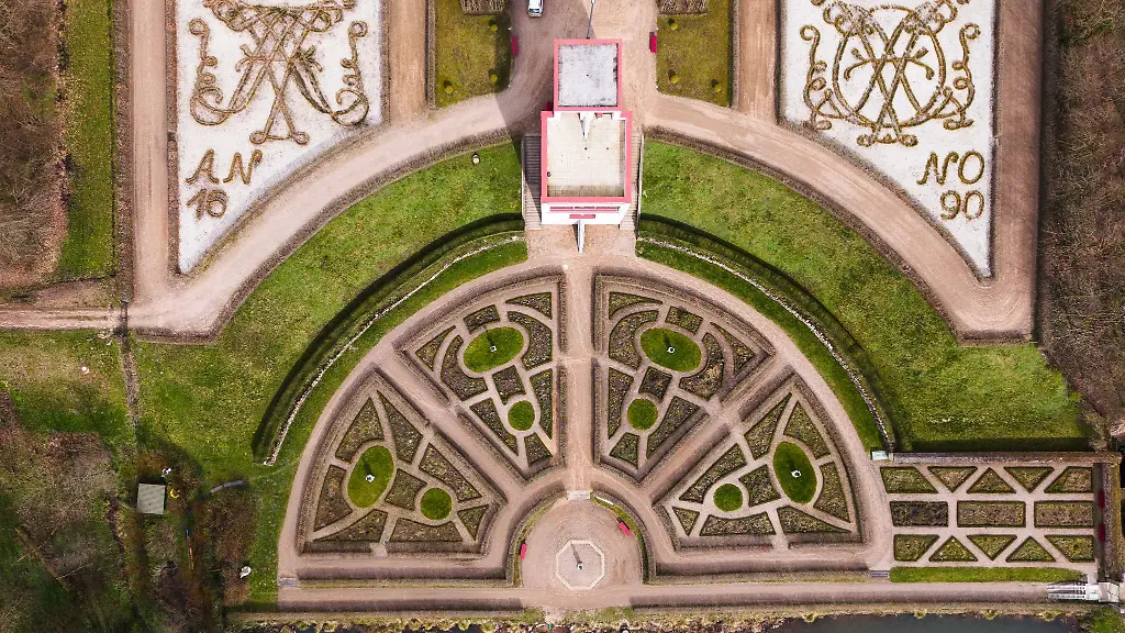 Die-Sonne-scheint-auf-den-Barockgarten-und-das-Globushaus-am-Schloss-Gottorf