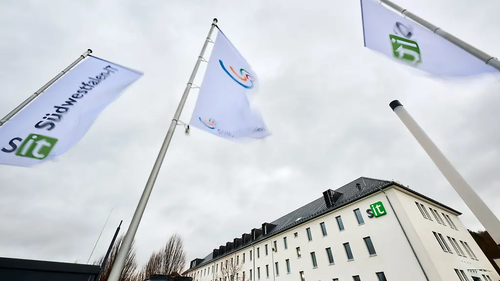 Fahnen-wehen-vor-dem-Gebaeude-von-Suedwestfalen-IT-im-Wind