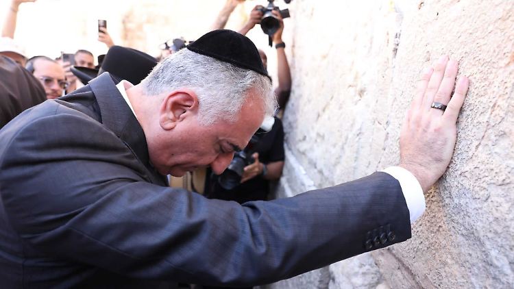 Reza Pahlavi II. betet bei seinem Besuch in Israel auch an der Klagemauer für die Wiederherstellung der historischen Freundschaft zwischen Iran und Israel. 