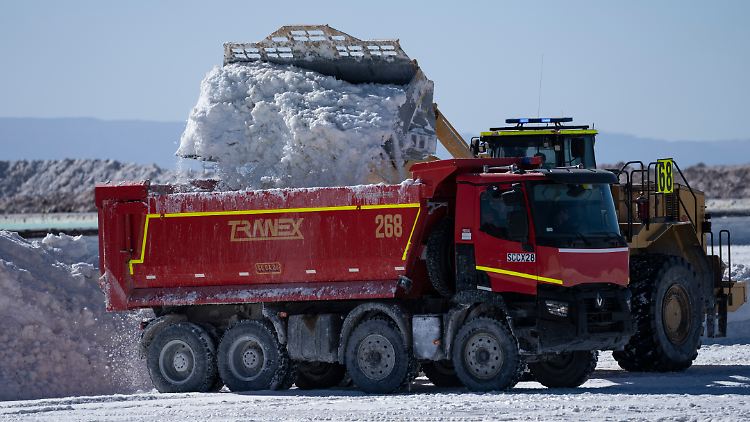 Das Unternehmen Albemarle darf - nach jetzigem Stand - in der Atacama-Wüste noch bis 2043 Lithium abbauen. 