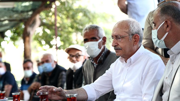 Erdogans Herausforderer Kilicdaroglu ist ehemaliger Staatsbeamter, seit 2010 Vorsitzender der kemalistisch-sozialdemokratischen CHP - und in den meisten Umfragen vorne.