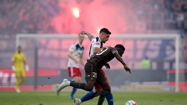 Während der Partie zündeten beide Seiten Pyrotechnik und sorgten dafür, dass die zweite Halbzeit mit Verspätung angepfiffen wurde. 