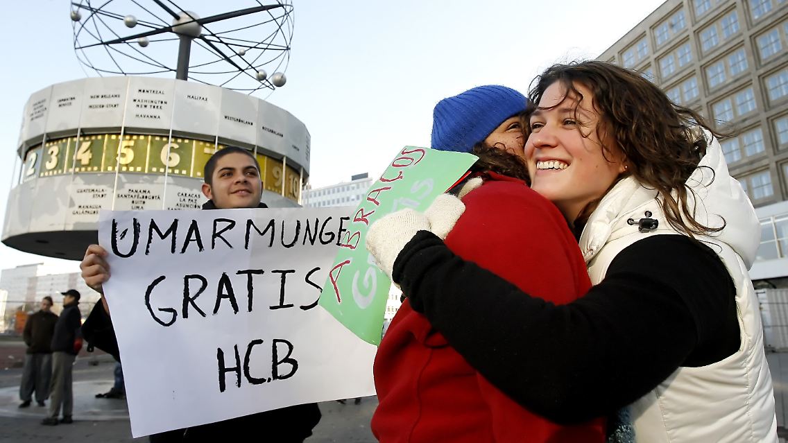 Wildfremde Menschen fallen sich weltweit am "Hugging Day" in die Arme - so wie hier auf dem Alexanderplatz in Berlin.