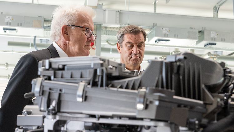 Die Ministerpräsidenten Kretschmann und Söder in einem Zentrum für Wasserstoff-Forschung - laut einer PwC-Studie ist zum Beispiel die Achse Freiburg-München nicht ausreichend ans europäische Wasserstoffnetz angebunden.