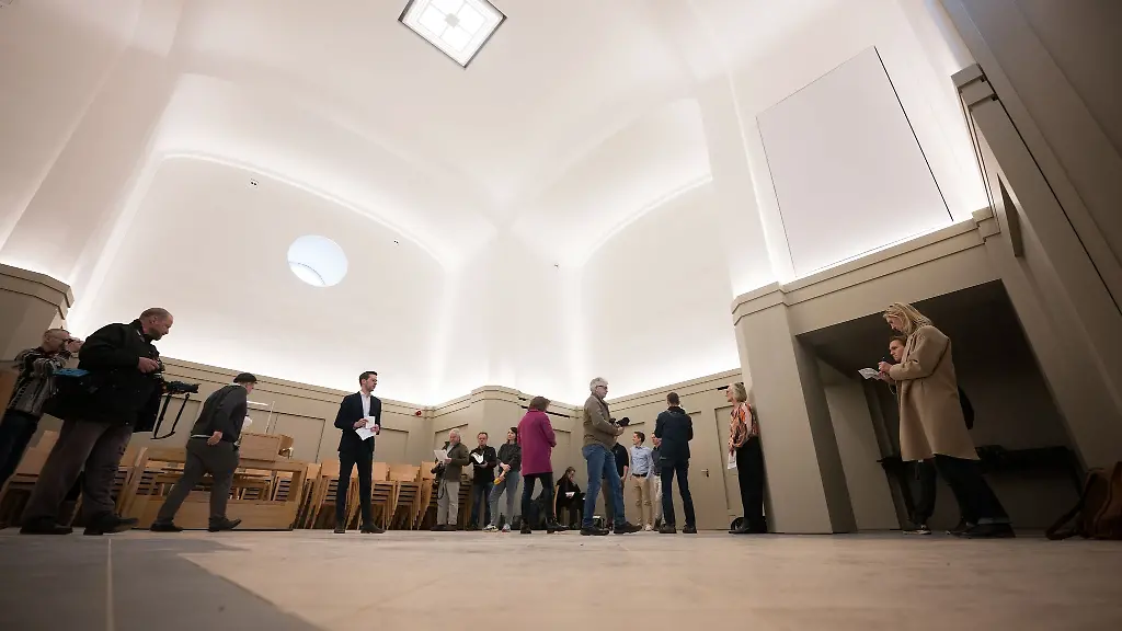 Pfarrer-Jan-Kingreen-l-steht-mit-Journalisten-in-der-Nagelkreuzkapelle-im-Turm-der-Garnisonkirche