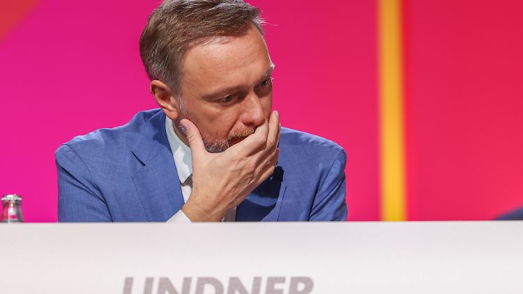 FDP-Chef Lindner weiß, dass das Gebäudeenergiegesetz und der Atomausstieg nicht viele Fans in seiner Partei haben. Bindend sind die Anträge gegen die Ampelpläne für ihn aber nicht. 