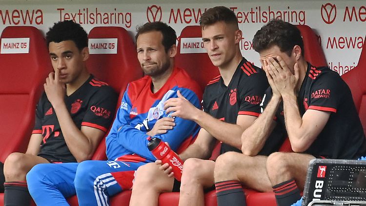Thomas Müller (r.) versteht die Welt nicht mehr.