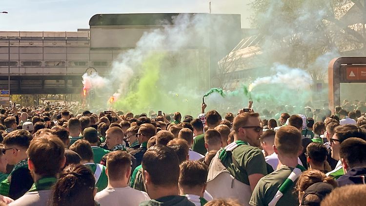 Die Bremen-Fans freuten sich über das Frühlingswetter in Berlin.