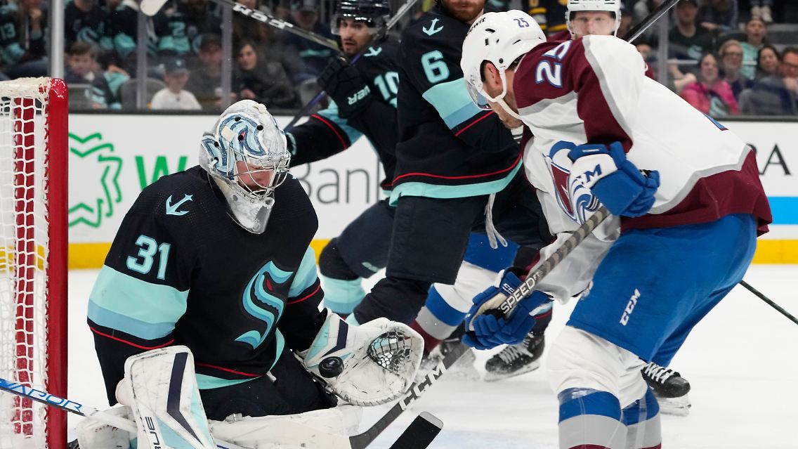Philipp Grubauer (l.) kassierte gleich sechs Treffer.