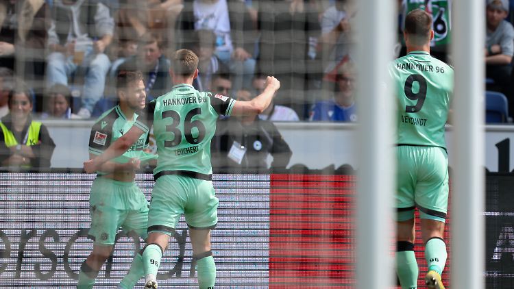 Louis Schaub (l.) nach seinem Tor zum 3:1 in Bielefeld. 