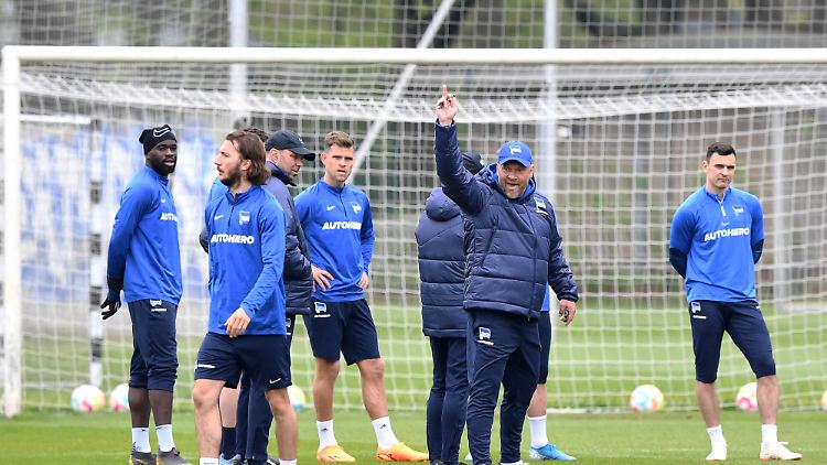 Pal Dardai ist erbost, Ivan Sunjic trottet davon.