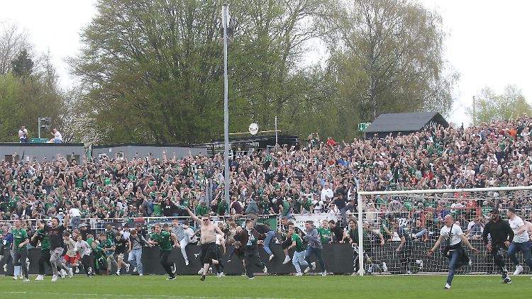 Platzsturm jetzt! Die Freude im Preußenstadion ist grenzenlos. 