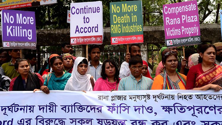 Seit Jahren demonstrieren Frauen für bessere Arbeitsbedingungen und erinnern an den schrecklichen Unfall in dem Textilfabrik-Komplex Rana Plaza.