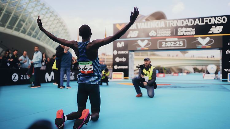 Kiptum gelang die zweitbeste Marathon-Zeit der Geschichte.