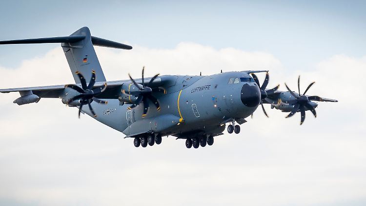 Die Luftwaffe ist mit Militärtransportern auf dem Weg in das schwer umkämpfte Land.