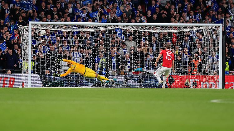 Manchester United setzte sich erst im Elfmeterschießen gegen Brighton & Hove Albion durch.