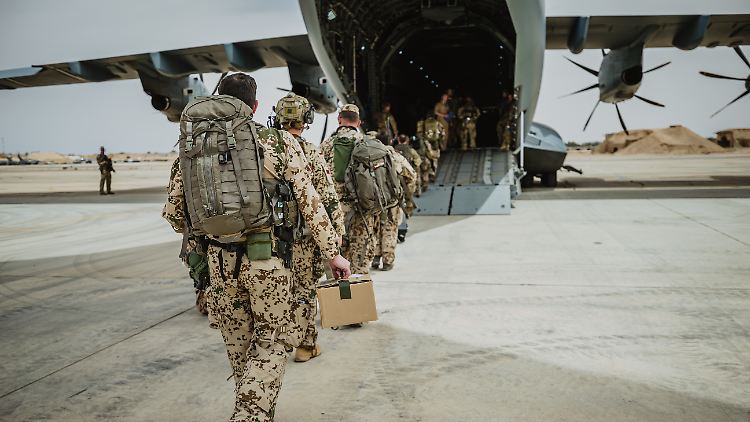 Mehr als 1000 Männer und Frauen der Bundeswehr sind an der Rettungsmission beteiligt.
