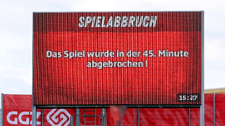In Zwickau verlor ein Sponsor die Nerven und überschüttete den Schiedsrichter mit Bier.