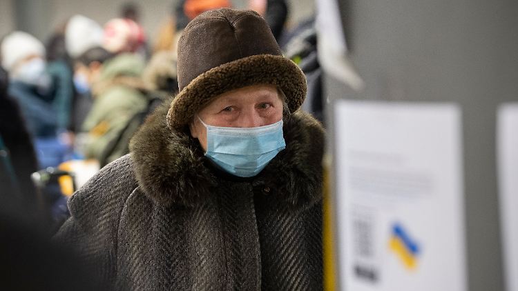 Ältere Flüchtlinge aus der Ukraine lassen die Zahl der Grundsicherungsempfänger steigen - aber nicht nur, betont die Linke.