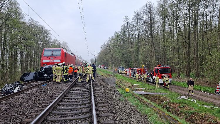 Die drei Menschen in dem Auto waren sofort tot.