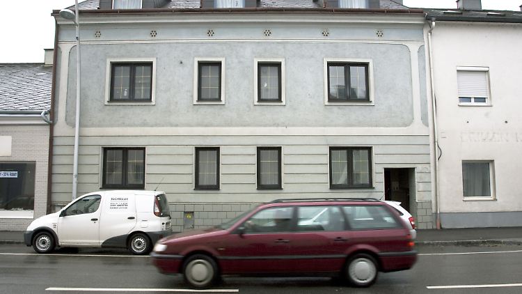 Das Haus in Amstetten, in dem Josef F. seine Tochter Elisabeth 24 Jahre im Keller wie eine Sklavin gefangen hielt, hat einen neuen Besitzer.