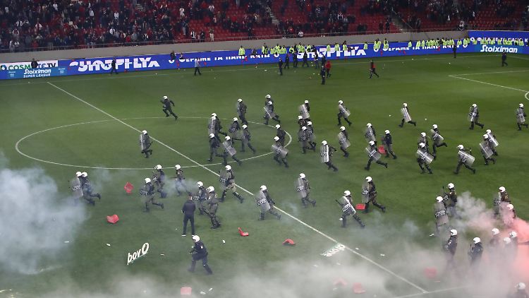 Der griechische Fußball wird immer wieder von schweren Krawallen erschüttert.