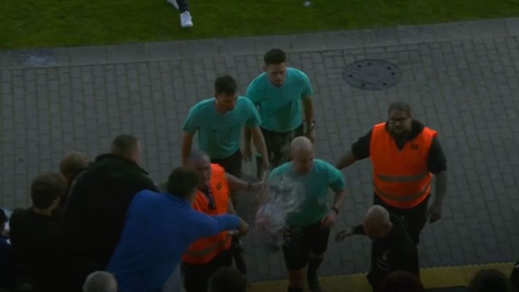 Schiedsrichter Nicolas Winter wurde im Drittliga-Spiel in Zwickau mit Bier beschüttet.