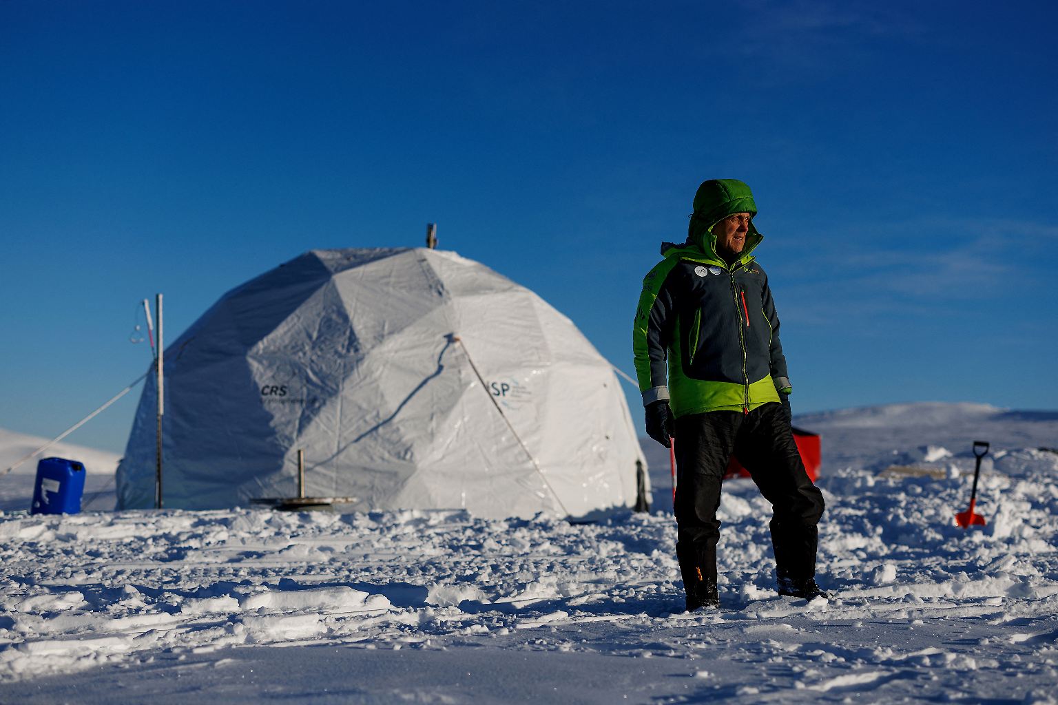 In Ny-Ålesund auf der norwegischen Inselgruppe Spitzbergen befindet sich die nördlichste ganzjährig betriebene Forschungsstation der Welt. Dort versuchen Wissenschaftler und Wissenschaftlerinnen zu verstehen, ...