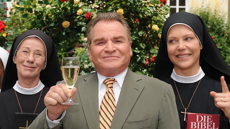 Karin Gregorek, Fritz Wepper und Janina Hartwig (v.l.) während einer Drehpause zur ARD-Serie "Um Himmels Willen".