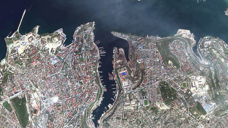Im Hafen von Sewastopol - hier eine Satellitenaufnahme von Ende April 2022 - befindet sich der Hauptstützpunkt der russischen Schwarzmeerflotte.
