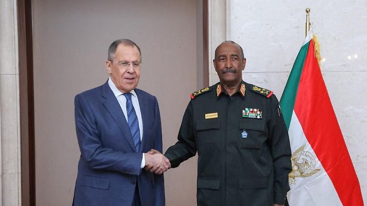 Im Februar traf sich Russlands Außenminister Lawrow in Khartum mit dem sudanesischen Militärmachthaber Abdel Fattah al-Burhan. Gleichzeitig unterstützte Russland Burhans Vize (und Gegenspieler) Mohammed Hamdan Daglo.