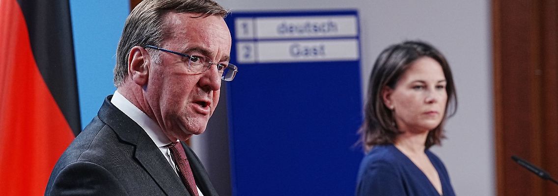 Verteidigungsminister Boris Pistorius und Außenministerin Annalena Baerbock geben ein Pressestatement im Auswärtigen Amt in Berlin zu den Evakuierungen im Sudan.