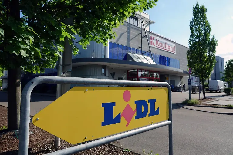 Ein-Schild-weist-auf-eine-Filiale-des-Lebensmitteldiscounters-Lidl-hin