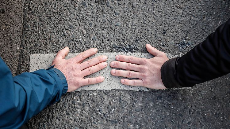 Die mit den Händen auf die Straße geklebten Aktivisten mussten teils aufwändig von den Einsatzkräften vom Untergrund gelöst werden.