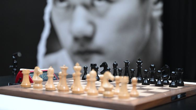 Ding Liren steht bei der Schach-WM unter Druck.