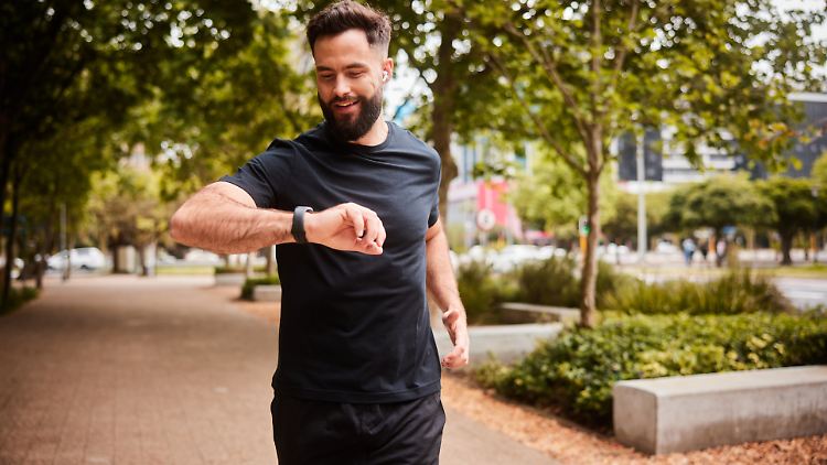 Ein Fitnesstracker kann helfen, sich mehr zu bewegen und sportliche Ziele zu erreichen.