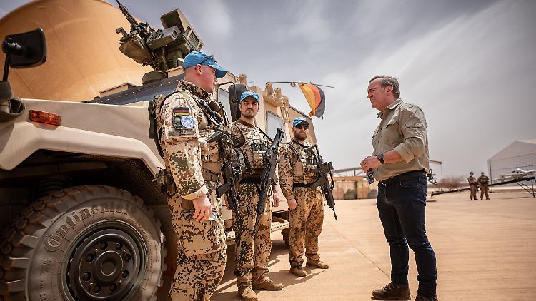 Verteidigungsminister Boris Pistorius spricht im Feldlager Camp Castor zu Soldaten der Bundeswehr, die in Mali stationiert sind. 