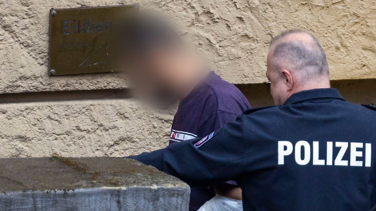 Der Tatverdächtige wird ins Gerichtsgebäude geführt.