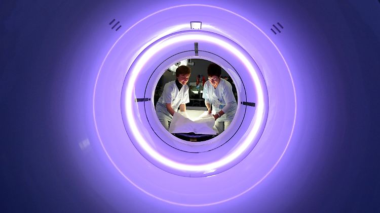 Röntgenassistentinnen bereiten einen Computertomographen für eine Untersuchung vor. Solche Untersuchungen bringen eine höhere Strahlenbelastung als gewöhnliche Röntgenaufnahmen mit sich - und damit auch ein erhöhtes Risiko für Tumore.