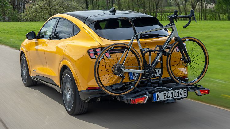 Per Stromer zum Trail: Mit einem E-MTB ist der Ford Mach E noch nicht ausgelastet.