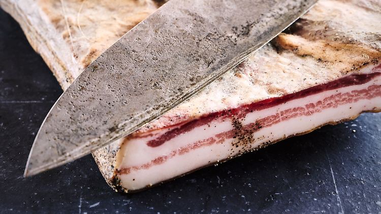 Das wohl einfachste Nudelgericht: Makkaroni mit Tomaten und Speck schmecken am besten mit Pancetta.