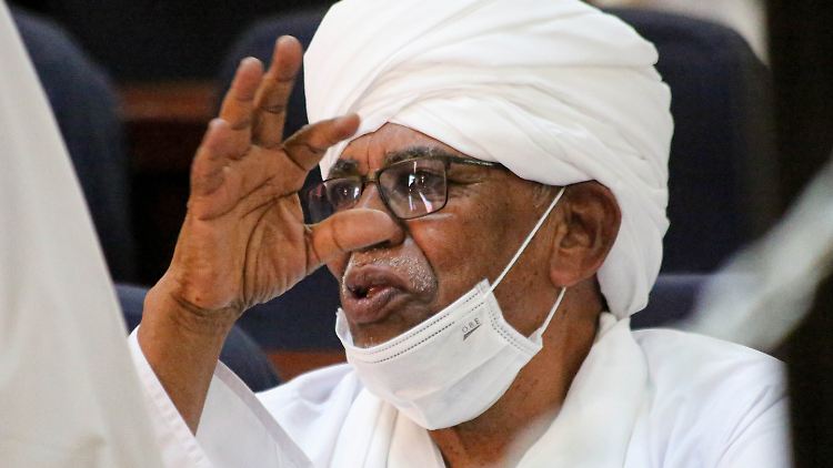 Omar al-Baschir im Januar 2022 vor Gericht