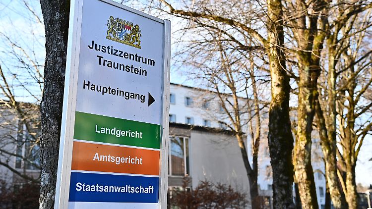 Der Täter muss außerdem Beratungsgespräche in einer Fachambulanz für Sexualstraftäter wahrnehmen und Schmerzensgeld zahlen.
