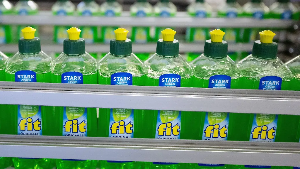 Spuehlmittelflaschen-in-der-Produktion-des-Spuehlmittelherstellers-Fit