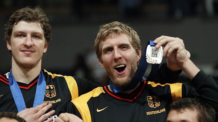 Patrick Femerling (links) holte 2002 an der Seite von Dirk Nowitzki WM-Bronze.