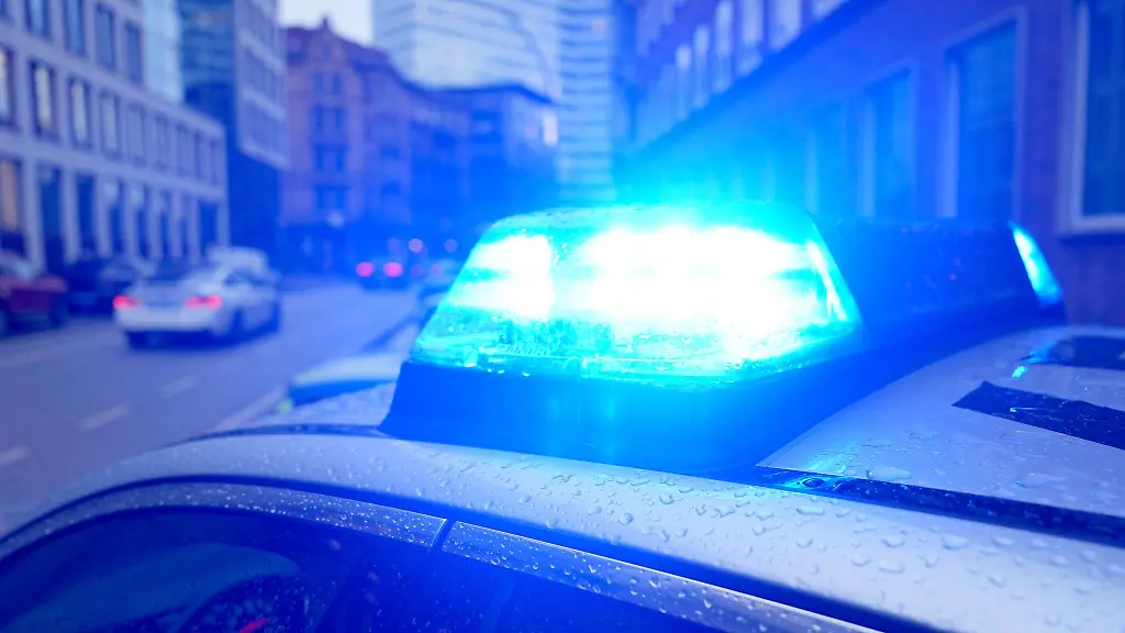 Ein-Blaulicht-leuchtet-auf-dem-Dach-eines-Polizeiautos