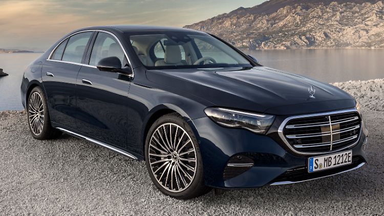 Traditionalisten dürfen aufatmen: Auch die neue Mercedes E-Klasse bekommt wieder eine Kühlerfigur zum klassischen Grill.