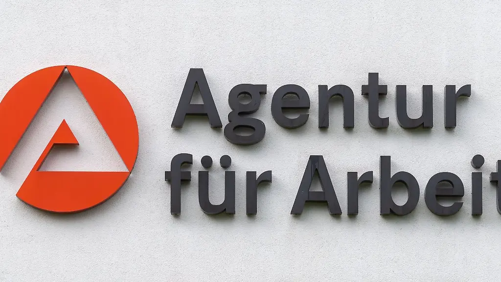Das-Logo-der-Agentur-fuer-Arbeit-ist-an-einem-Gebaeude-angebracht