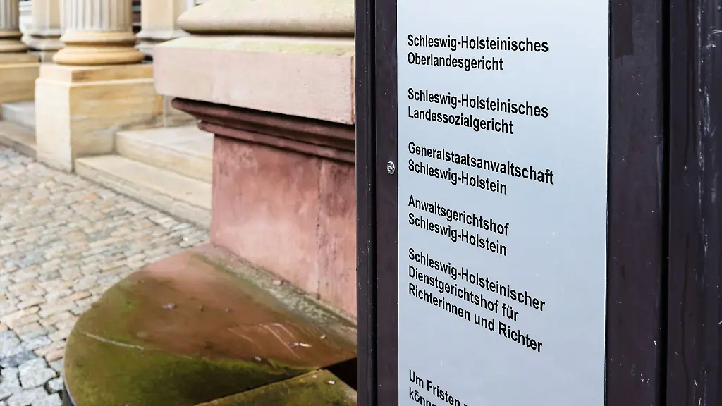 Ein-Briefkasten-steht-vor-dem-Gerichtsgebaeude-in-Schlewig