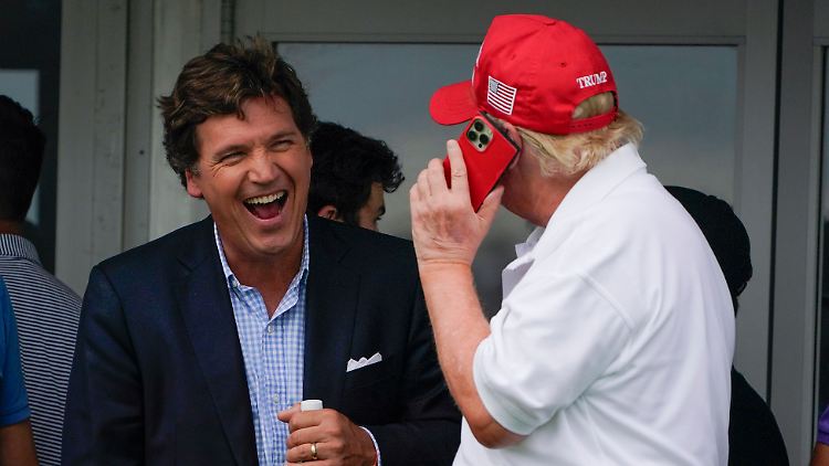 In seiner Sendung präsentierte sich Carlson als passionierter Trump-Anhänger. In einer privaten Nachricht an Kollegen schrieb er dagegen "Ich persönlich hasse Trump".